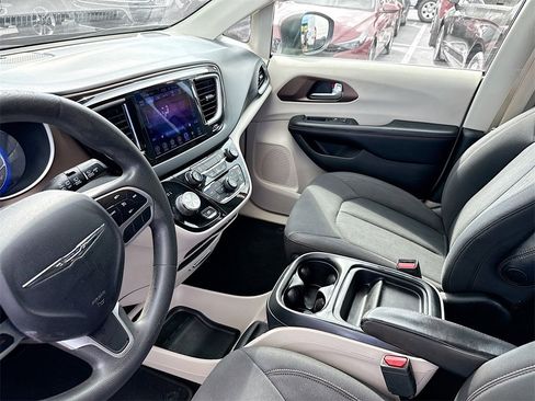 Used 2017 Chrysler Pacifica Touring Plus w/ Tire & Wheel Group image 26