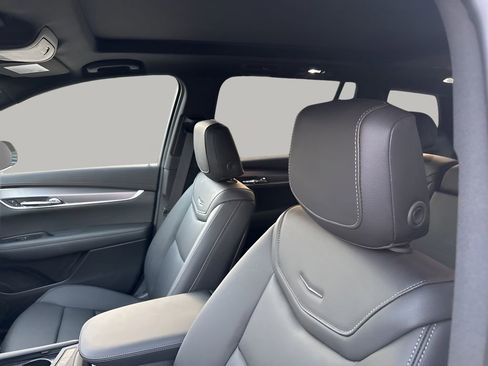 New 2025 Cadillac XT6 Luxury image 18