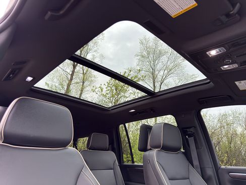 Used 2025 Chevrolet Suburban Premier AWD/4WD image 31