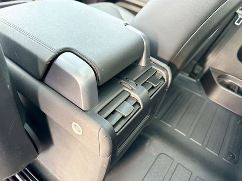 Used 2023 Land Rover Defender 90 SE image 25