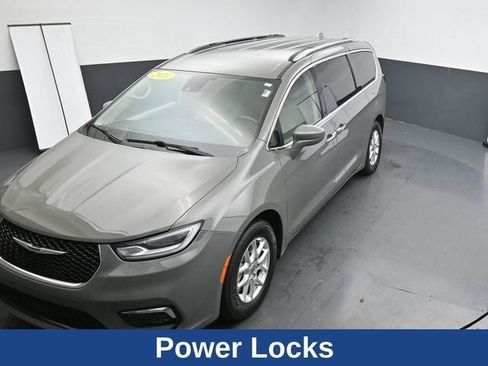 Used 2021 Chrysler Pacifica Touring-L FWD image 21