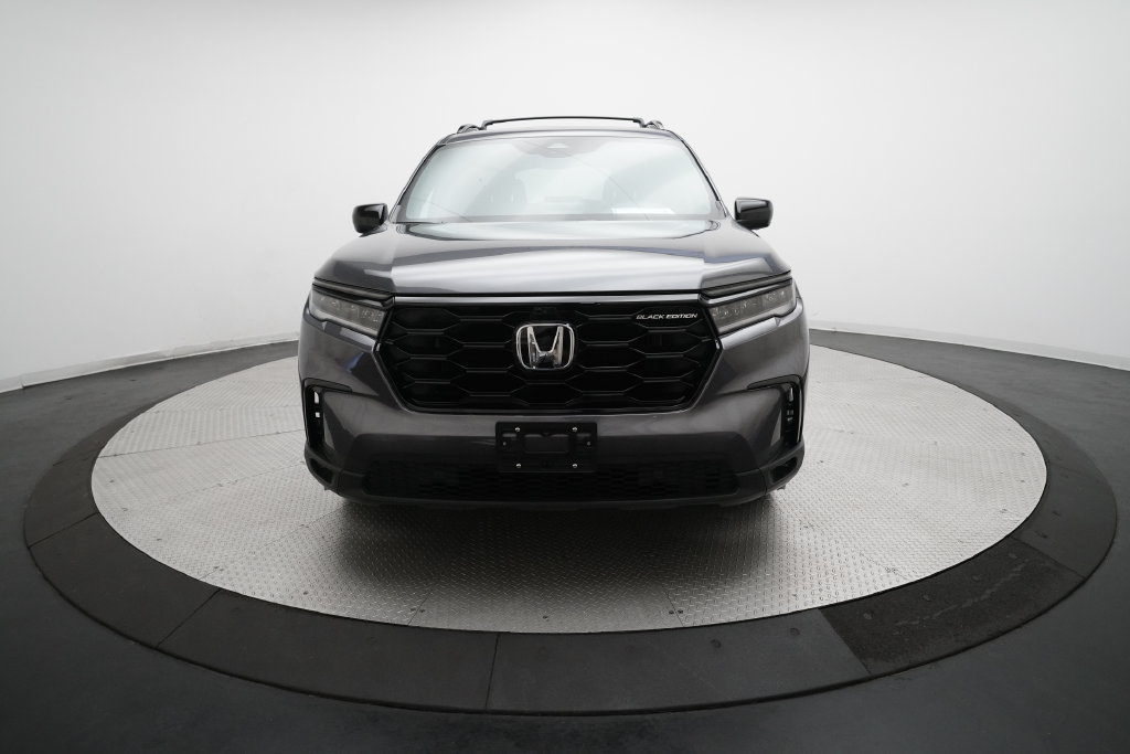Certified 2025 Honda Pilot Black Edition image 11