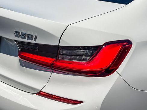 Used 2021 BMW 330i Sedan w/ M Sport Package RWD image 8