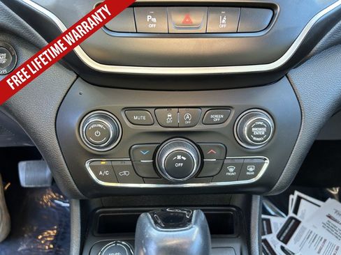 Used 2021 Jeep Cherokee Latitude Plus AWD/4WD image 23