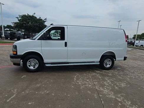 Used 2025 Chevrolet Express 2500 w/ Driver Convenience Package RWD image 4