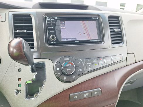 Used 2014 Toyota Sienna XLE image 28