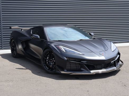 Used 2024 Chevrolet Corvette Z06 w/ Z07 Performance Package RWD image 3