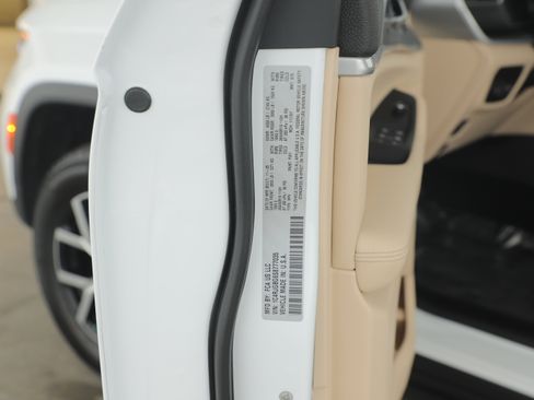 Used 2025 Jeep Grand Cherokee Limited w/ Luxury Tech Group II image 13