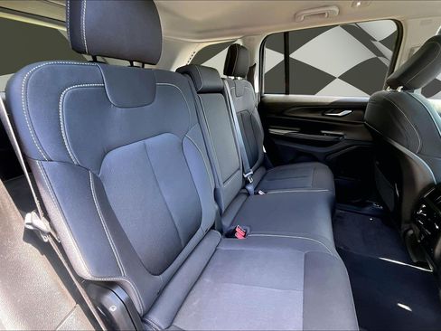 Used 2023 Jeep Grand Cherokee Laredo w/ Luxury Tech Group I AWD/4WD image 27