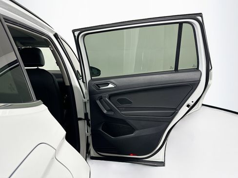 Used 2021 Volkswagen Tiguan SE image 31