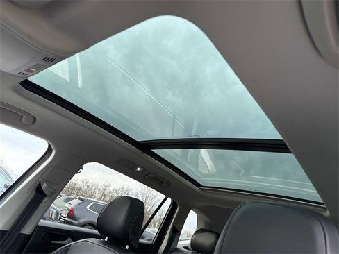 Used 2022 Volkswagen Tiguan SE image 16