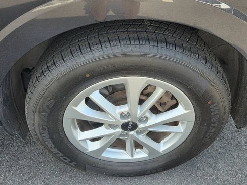 Used 2023 Kia Carnival LX FWD image 10