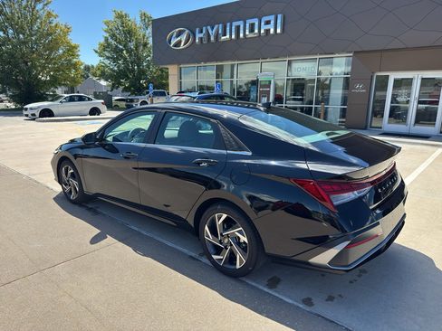 New 2025 Hyundai Elantra SEL FWD image 3