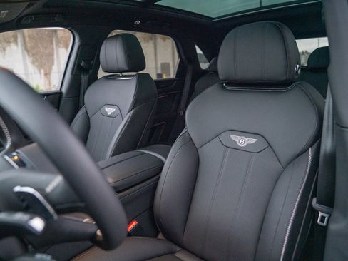 Used 2022 Bentley Bentayga image 5