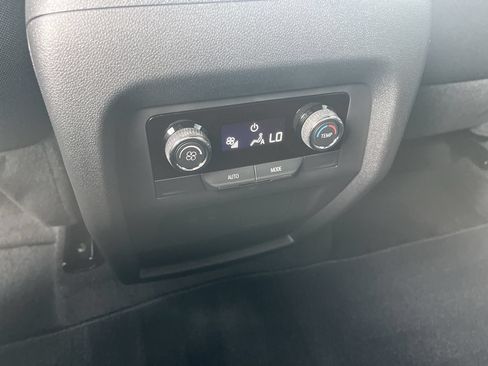 Used 2025 Chevrolet Traverse LT FWD image 21