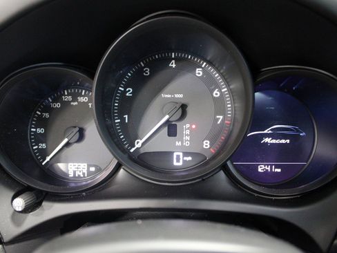 Certified 2025 Porsche Macan image 33