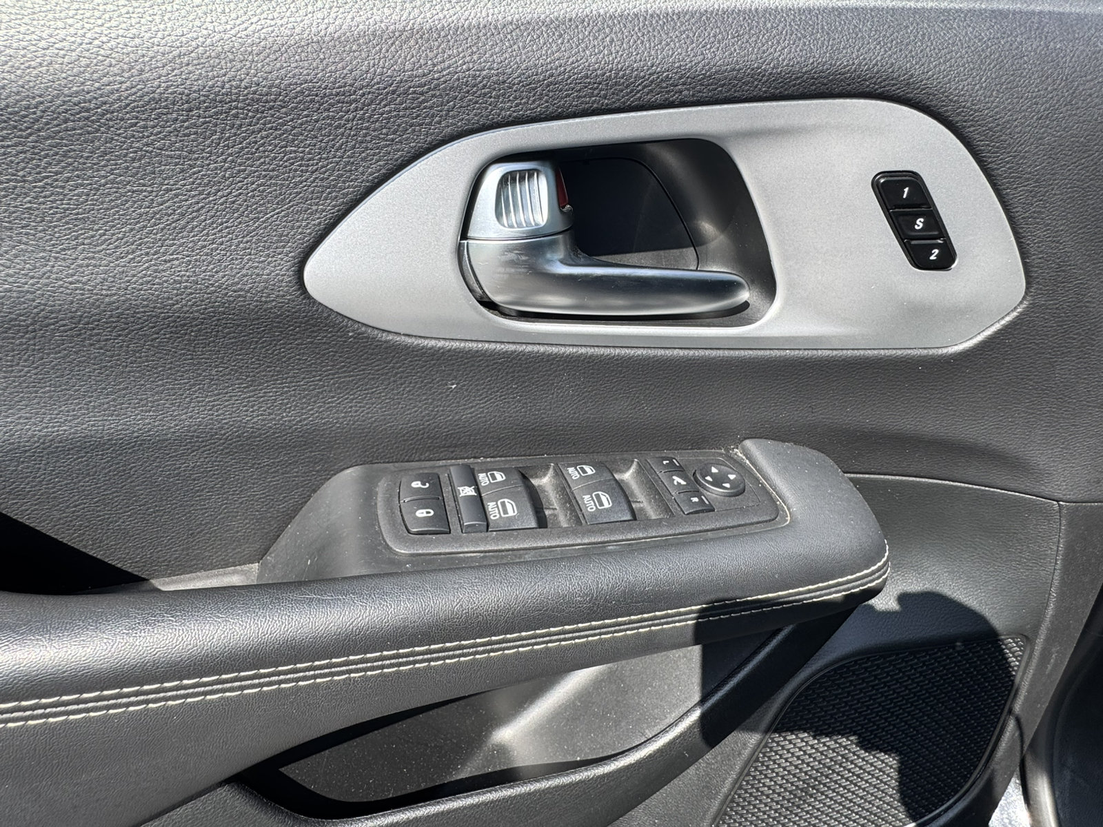 Used 2025 Chrysler Pacifica Limited FWD image 13