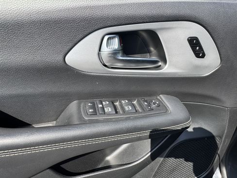 Used 2025 Chrysler Pacifica Limited FWD image 13