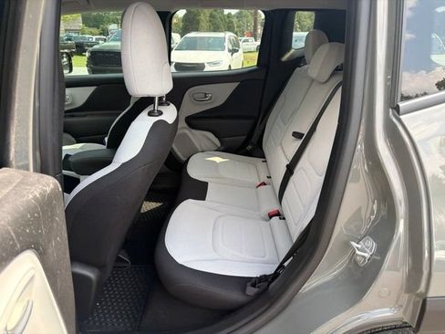 Used 2022 Jeep Renegade Latitude w/ Convenience Group AWD/4WD image 16