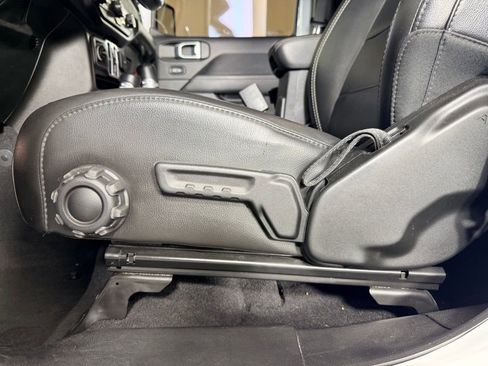 Used 2021 Jeep Wrangler Unlimited Sahara AWD/4WD image 29