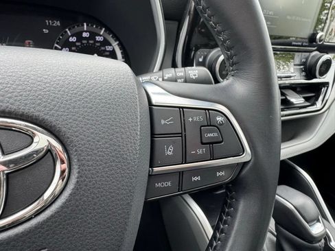 Used 2021 Toyota Highlander XLE AWD/4WD image 22