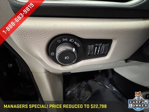 Used 2023 Chrysler Pacifica Touring-L FWD image 23