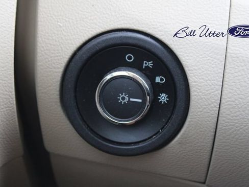Used 2016 Ford Taurus SEL FWD image 20