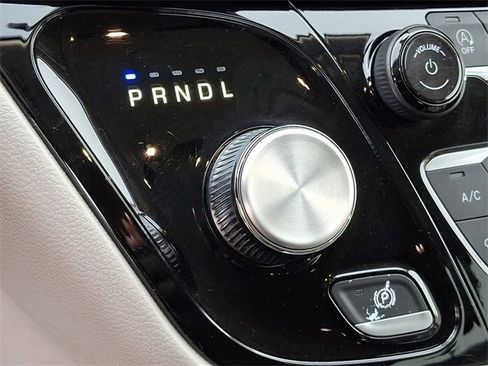 Used 2023 Chrysler Pacifica Touring-L image 12