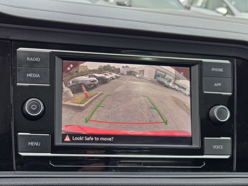 Used 2022 Volkswagen Jetta SE w/ Panoramic Sunroof Package image 18