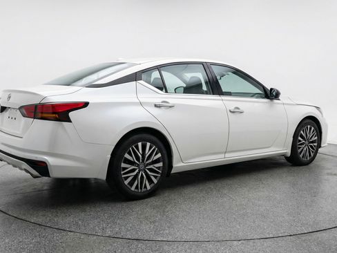 Used 2025 Nissan Altima 2.5 SV FWD image 9