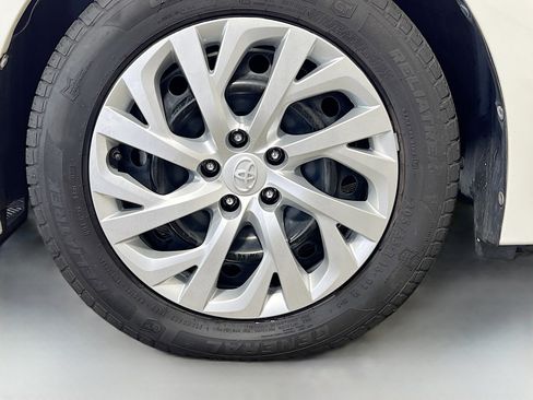 Used 2017 Toyota Corolla LE image 12