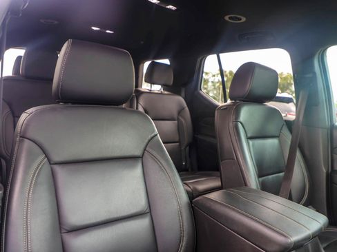 Used 2022 Chevrolet Traverse LT FWD image 11