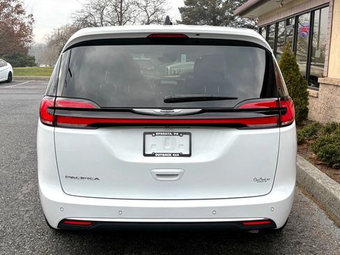 Used 2024 Chrysler Pacifica Touring-L image 40