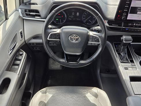Used 2021 Toyota Sienna Limited image 7
