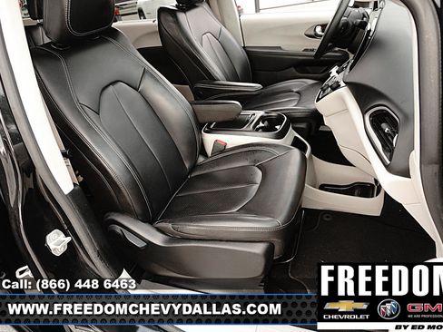 Used 2023 Chrysler Pacifica Touring-L FWD image 12