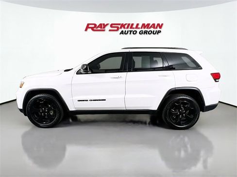 Used 2020 Jeep Grand Cherokee Laredo image 4