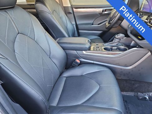 Used 2023 Toyota Highlander Platinum FWD image 18