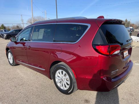 Used 2019 Chrysler Pacifica Touring-L image 3