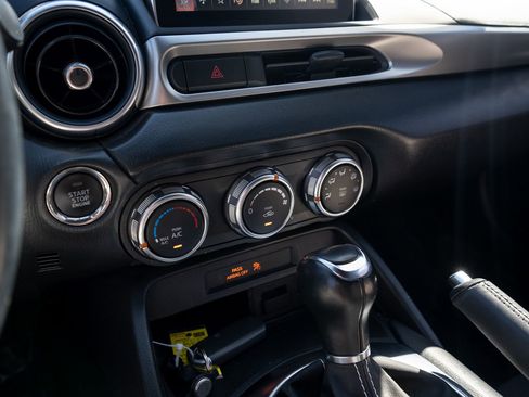 Used 2018 FIAT 124 Spider Classica w/ Technology Group image 21