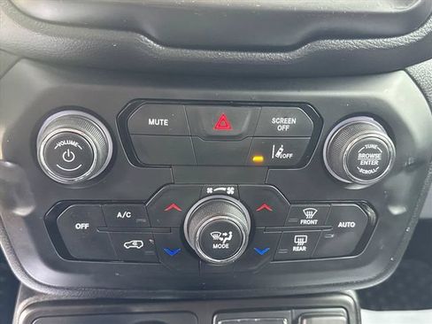 Used 2023 Jeep Renegade Latitude AWD/4WD image 21