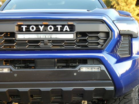 Used 2025 Toyota Tacoma TRD Off-Road w/ TRD Off Road Upgrade Package image 14