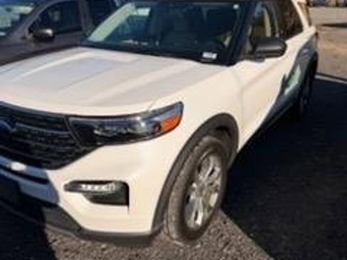 Used 2020 Ford Explorer XLT w/ Equipment Group 202A image 2