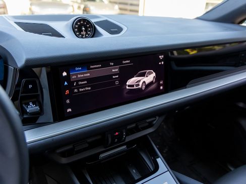 Certified 2025 Porsche Cayenne Coupe image 37