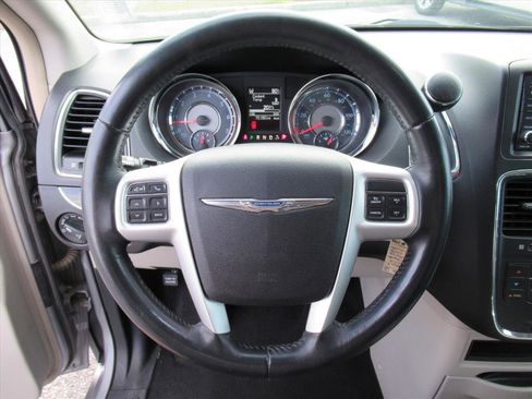 Used 2016 Chrysler Town & Country Touring image 16