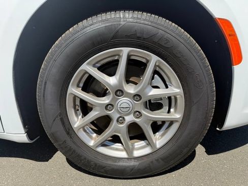 Certified 2025 Chrysler Pacifica Select FWD image 35