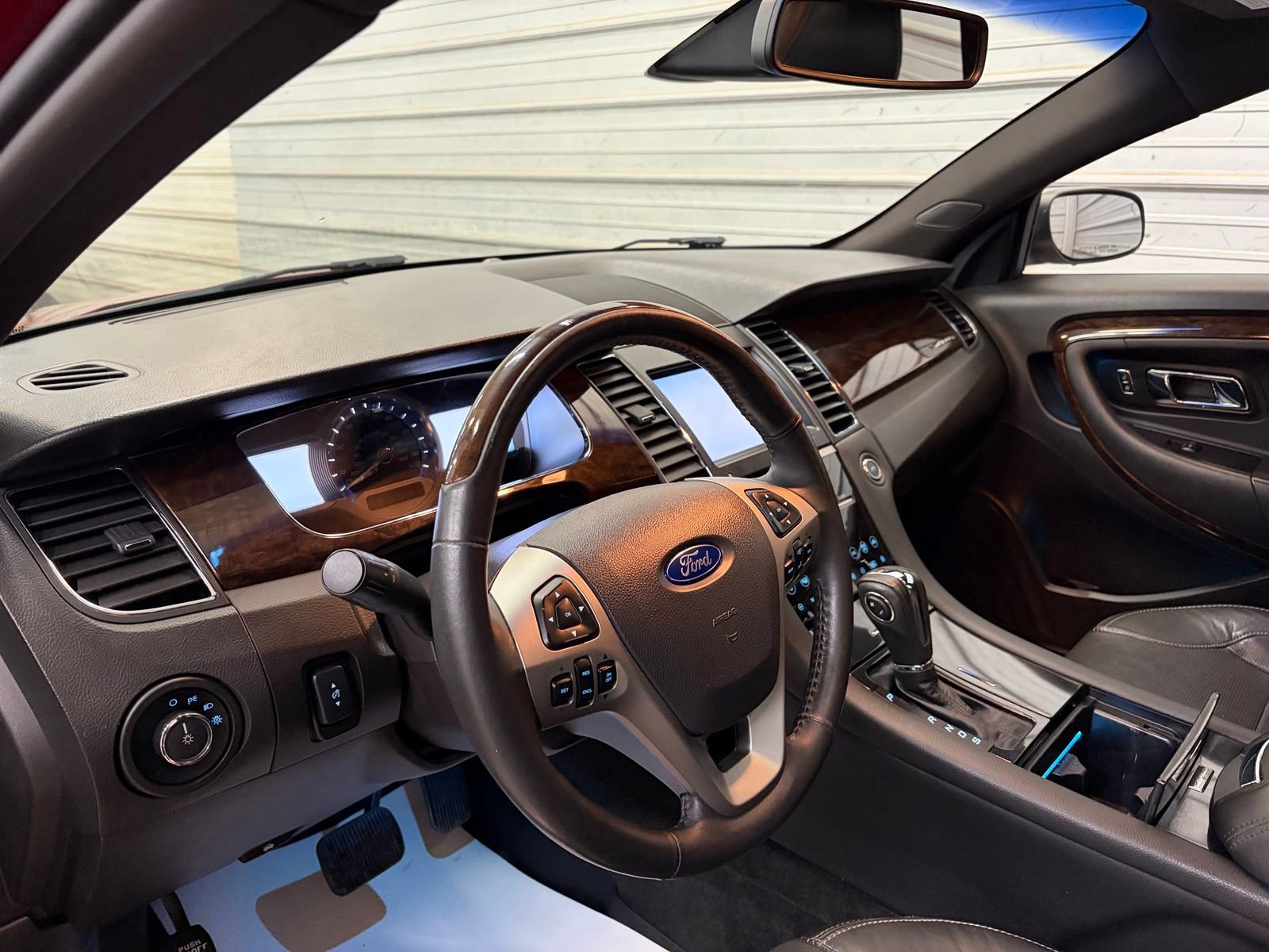 Used 2013 Ford Taurus Limited FWD image 14