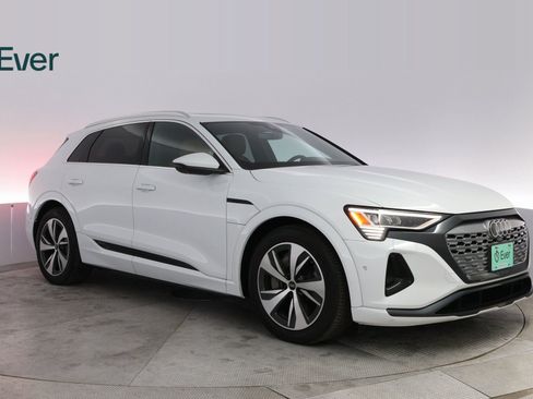 Used 2024 Audi Q8 e-tron Premium Plus image 4