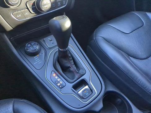 Used 2019 Jeep Cherokee Trailhawk image 12