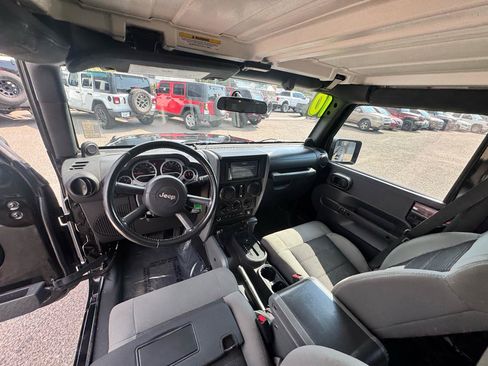 Used 2010 Jeep Wrangler Unlimited Rubicon AWD/4WD image 22