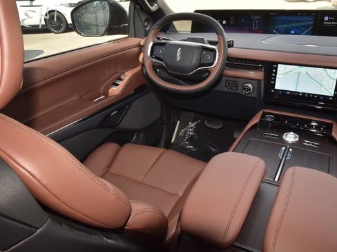 New 2025 Lincoln Navigator L Reserve image 16